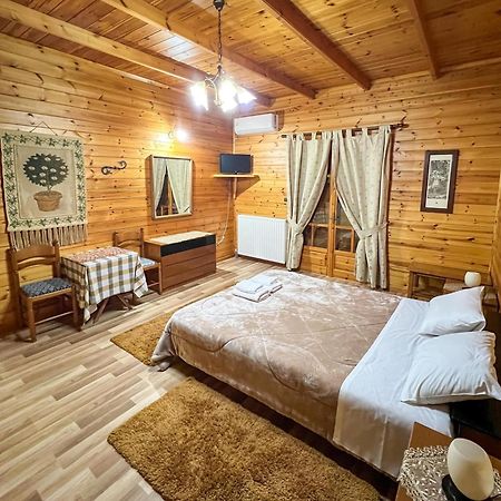 Xylino Chalet Калаврита Экстерьер фото