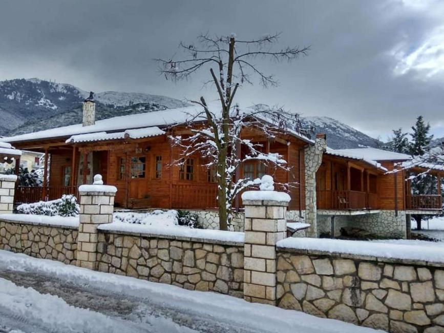 Xylino Chalet Калаврита Экстерьер фото