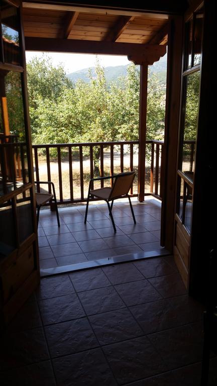 Xylino Chalet Калаврита Экстерьер фото